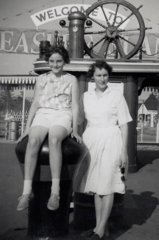 Photo of Linda and Theresa Bonney at Pleasure Island Park